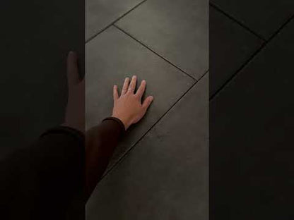 CreativeLine-Terrassenplatte in anthraziter Beton-Optik von Woehe & Heydemann mit feiner Oberfläche