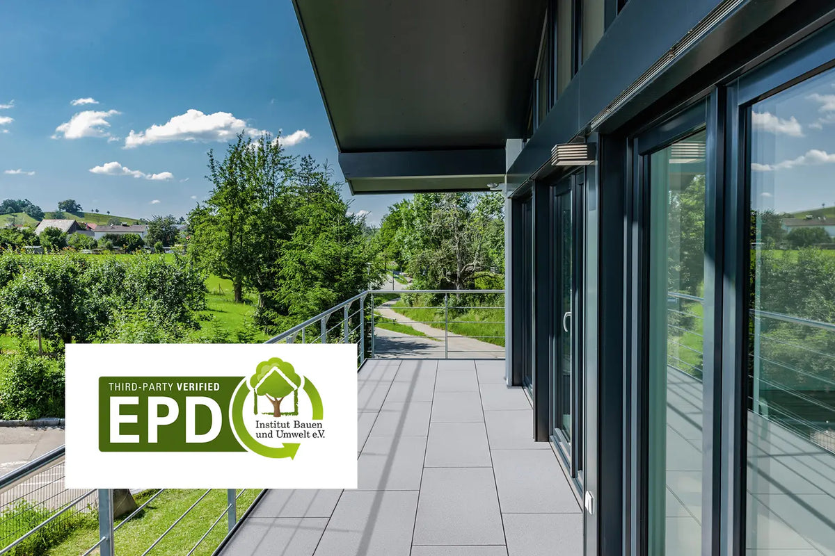 ZeroLine Terrassenplatten von Woehe & Heydemann auf einem modernen Balkon mit EPD-Zeichen des Institut Bauen und Umwelt e. V.